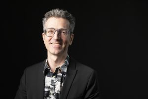 Wolfgang Kogert Portrait 2025 vor schwarzem Hintergrund